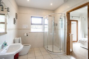 Shower, towels - Morriscastle Seaview House (Kilmuckridge)