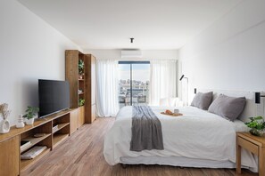 Peti besi dalam bilik, langsir/tirai gelap terus