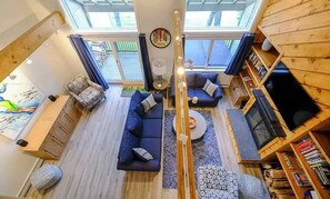 Televisión, chimenea y oficina