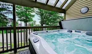 Outdoor spa tub - Mountainside 3-BR Okemo Haven (Ludlow)