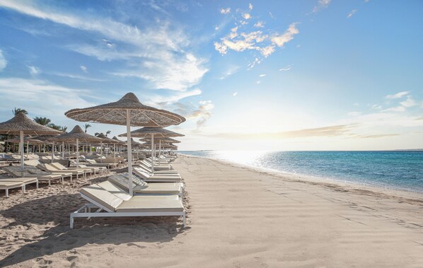 Private beach nearby, white sand, free beach shuttle, sun loungers - Sunset Boutique Resort Sahl Hasheesh (Sahl Hasheeh)
