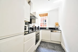 Kühlschrank, Mikrowelle, Ofen, Herdplatte