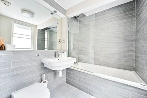 Chuveiro, secador de cabelo, toalhas de banho, sabonete