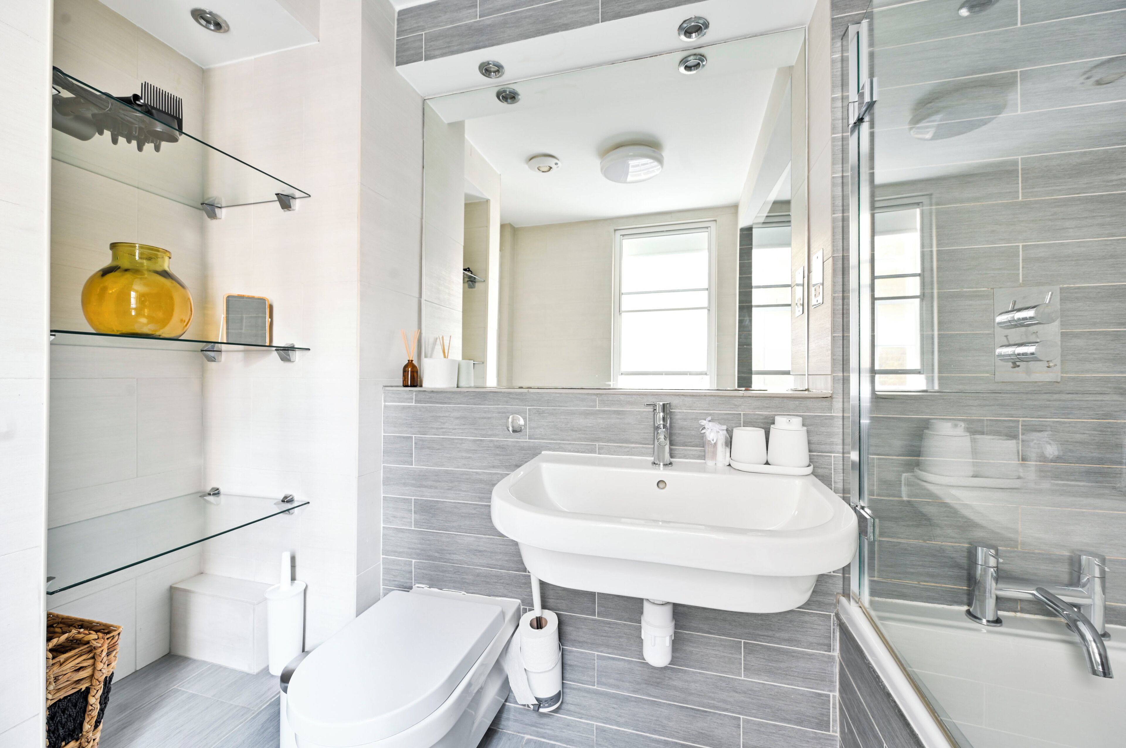 Douche, sèche-cheveux, serviettes fournies, savon