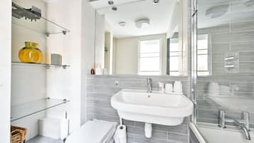 Douche, sĂšche-cheveux, serviettes fournies, savon