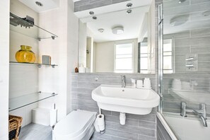 Dusj, hårføner, håndklær og såpe