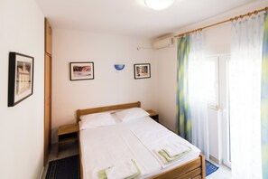 1 bedroom, travel crib, free WiFi, bed sheets - 206 room with balcony, mountain view & hot tub access (Lokva Rogoznica)