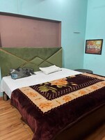 Habitación estándar, balcón | Escritorio, wifi gratis, ropa de cama