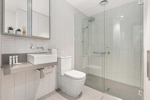 Shower, shampoo