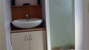 Dusche, umweltfreundliche Kosmetikartikel, Handtücher, Seife