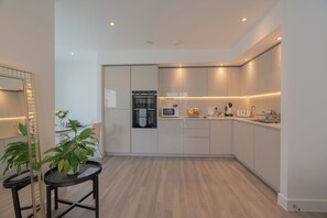 Apartment | Eigene Küche | Kühlschrank, Mikrowelle, Ofen, Herdplatte