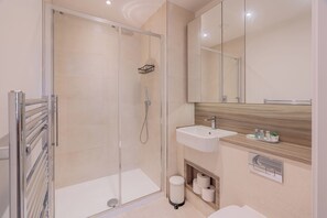 Appartamento | Bagno | Doccia, vasca da bagno a immersione totale, asciugamani