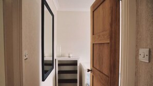 Unclassified image, 3 of 9, button - Cosy Wimbledon Apartment With 2 Bedrooms (London)