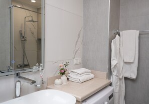Superior-Apartment, 1 Schlafzimmer, Nichtraucher, Balkon (1) | Badezimmer | Dusche, Haartrockner, Hausschuhe, Handtücher
