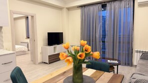 Appartement Supérieur, 1 chambre, non-fumeurs, balcon | Coin séjour | TV connectée de 50 pouces avec chaînes par câble, films à la carte