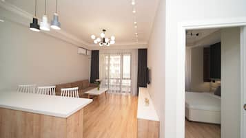 Appartement Supérieur, 1 chambre, non-fumeurs, balcon (1) | Coin séjour | TV connectée de 50 pouces avec chaînes par câble, films à la carte