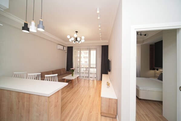 Apartamento superior, 1 habitación, no fumadores, balcón | Zona de estar | Smart TV de 50 pulgadas con canales por cable, películas de pago