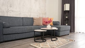 Appartement Supérieur, 1 chambre, non-fumeurs, balcon | Coin séjour | TV connectée de 50 pouces avec chaînes par câble, films à la carte