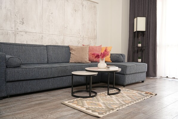 Appartement Supérieur, 1 chambre, non-fumeurs, balcon | Coin séjour | TV connectée de 50 pouces avec chaînes par câble, films à la carte