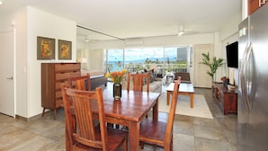 Et rummeligt køkken med spiseplads, store vinduer og havudsigt.