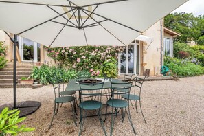 تناول الطعام بالخارج