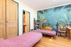4 bedrooms, iron/ironing board, WiFi, bed sheets