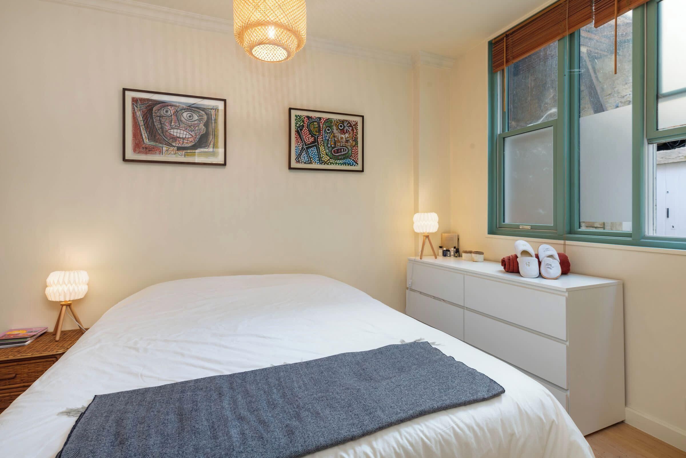 4 bedrooms, iron/ironing board, WiFi, bed sheets