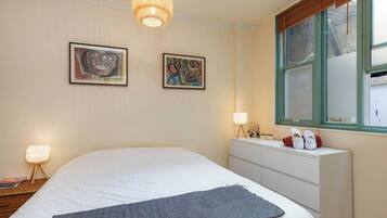 4 bedrooms, iron/ironing board, WiFi, bed sheets