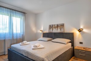 7 bedrooms, iron/ironing board, free WiFi, bed sheets