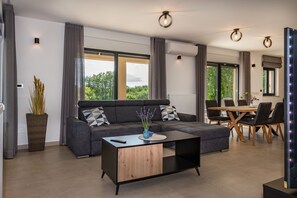 Televisión, chimenea y tenis de mesa