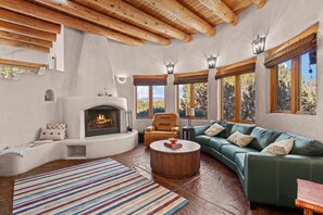 Smart TV, fireplace - Exquisite Mountain Retreat on 1.75 Acres | Near Plaza & Skiing (Santa Fe)