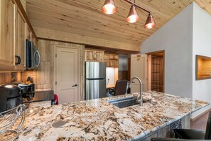 Fridge, microwave, oven, stovetop - Cliffside Suite | AC, Pool, Hot Tub, Golf & Ski (Durango)