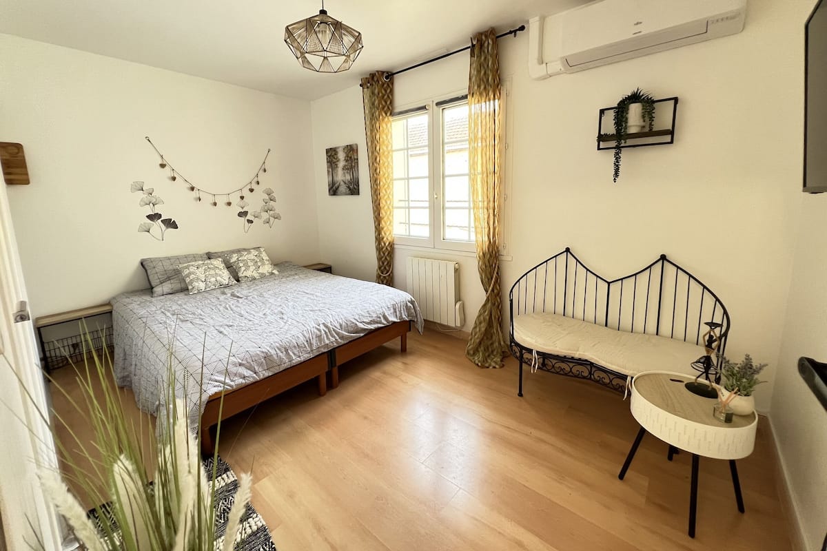 Design Double or Twin Room, Private Bathroom, Pool View (Chambre de caractère) | 1 bedroom, individually decorated, individually furnished