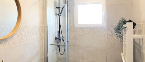 Habitación de diseñador-1 cama matrimonial o 2 individuales, baño privado (Chambre de caractère) | Baño | Regadera, regadera tipo lluvia, secadora de cabello, toallas