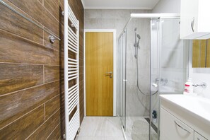 Ensemble douche/baignoire, articles de toilette gratuits, sèche-cheveux