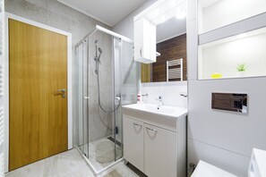 Ensemble douche/baignoire, articles de toilette gratuits, sèche-cheveux