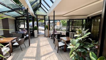 Colazione a pagamento, servita tutte le mattine