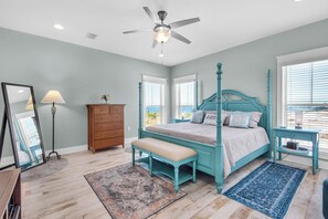 4 bedrooms, iron/ironing board, WiFi, bed sheets