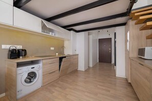 Kjøleskap, mikrobølgeovn, kokeplater og oppvaskmaskin