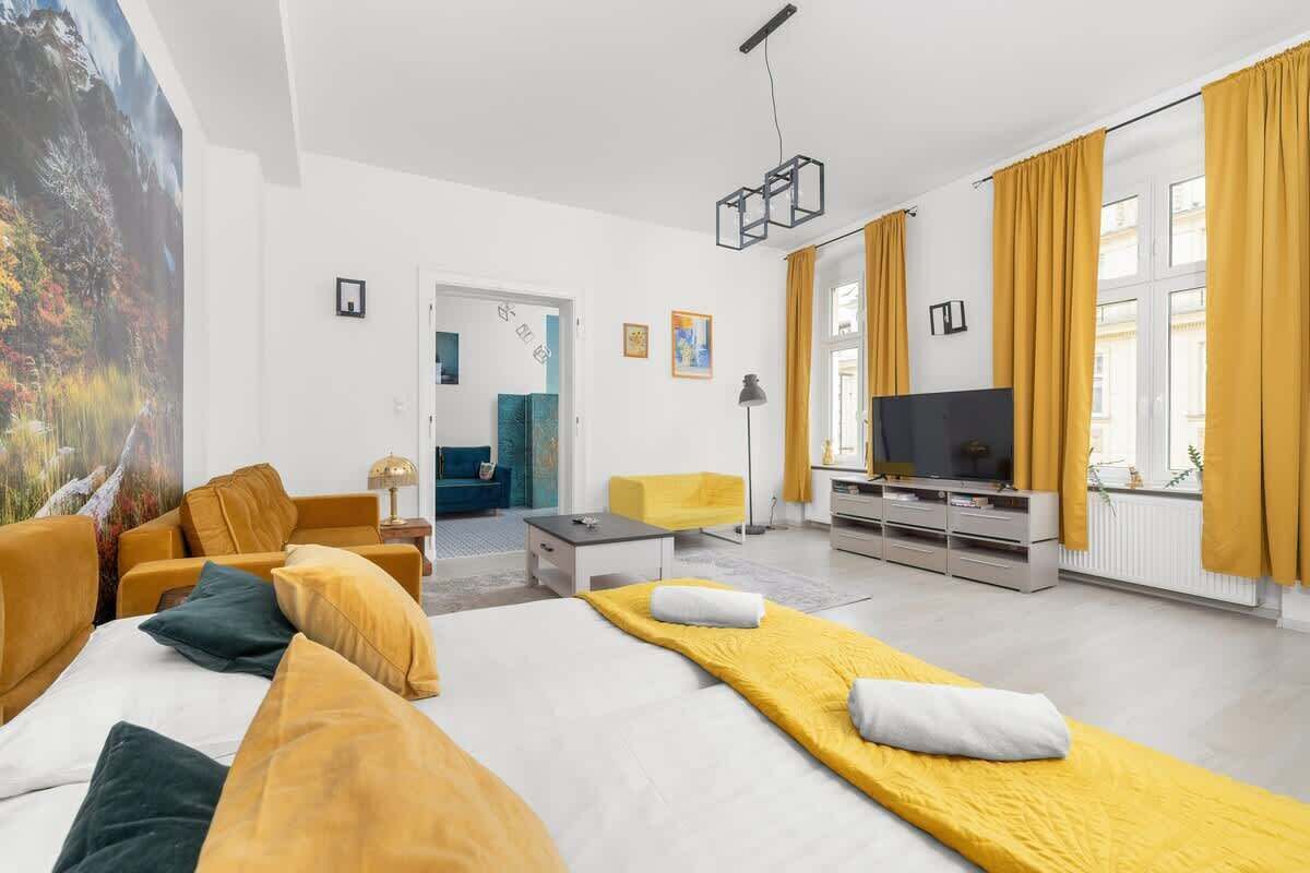 1 habitación, escritorio, tabla de planchar con plancha y cuna de viaje 