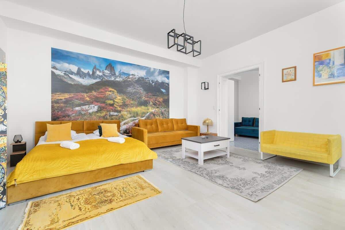 1 habitación, escritorio, tabla de planchar con plancha y cuna de viaje 