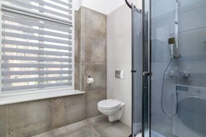 Douche, séchoir à cheveux, serviettes fournies, shampooing