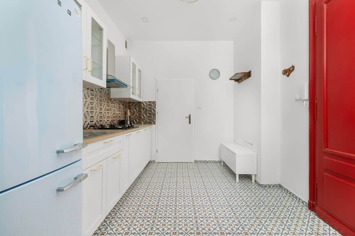 Refrigerador, microondas, parrilla de estufa y tetera eléctrica 