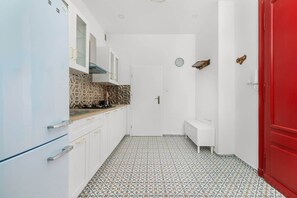 Fridge, microwave, stovetop, electric kettle