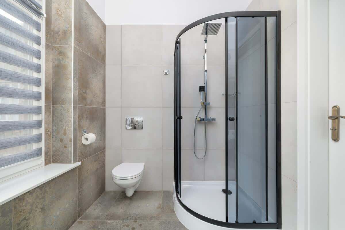 Regadera, secadora de cabello, toallas 