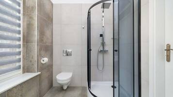 Regadera, secadora de cabello, toallas