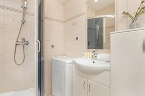 Suihku, hiustenkuivaaja, pyyhkeet, sampoo
