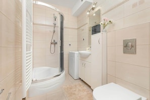 Dusche, Haartrockner, Handtücher, Shampoo