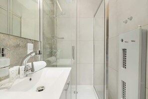 Dusche, Haartrockner, Handtücher, Shampoo
