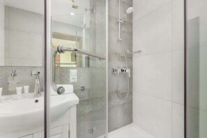 Suihku, hiustenkuivaaja, pyyhkeet, sampoo